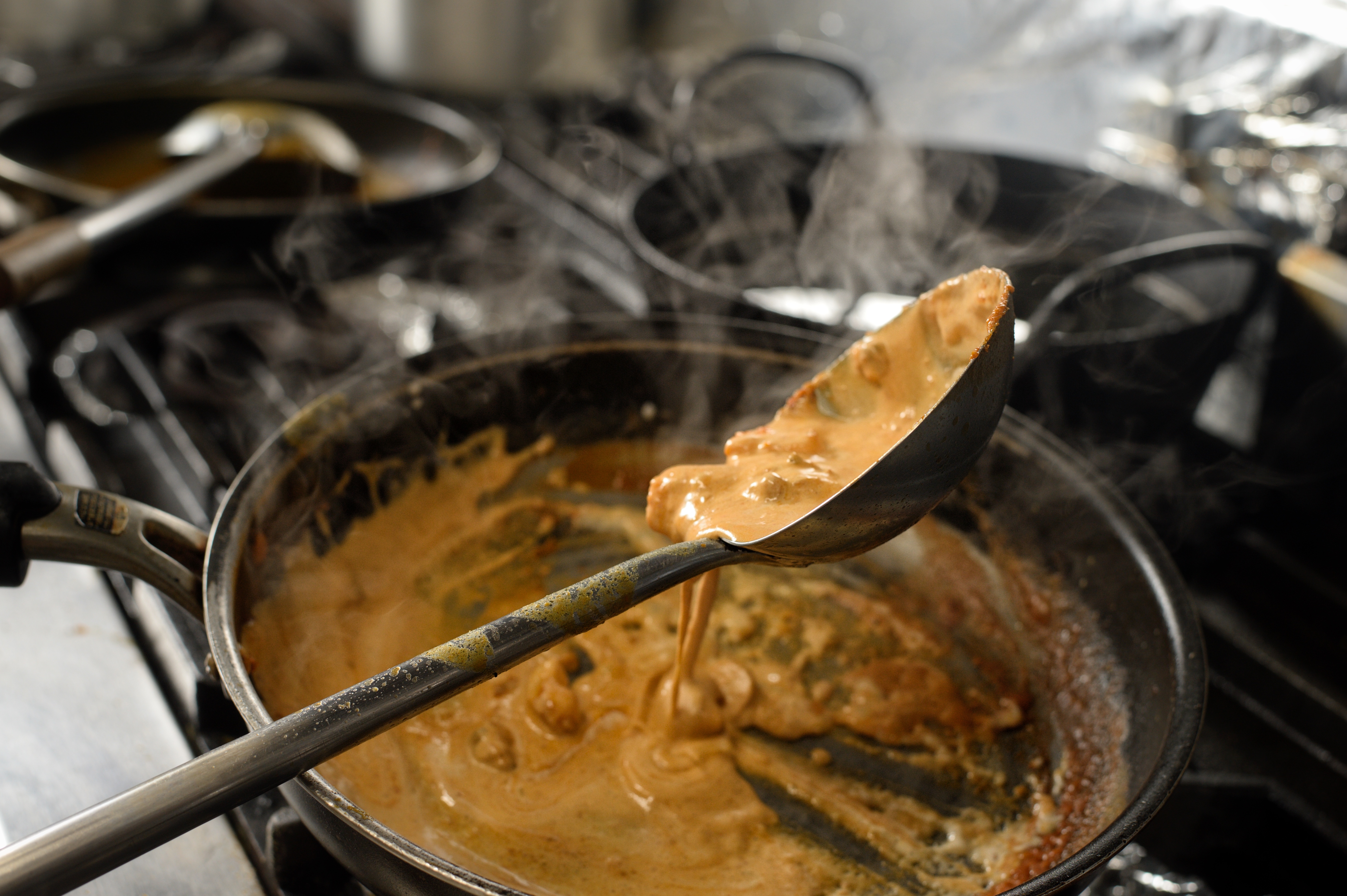 本格スパイスカレー 湯気立つ厨房